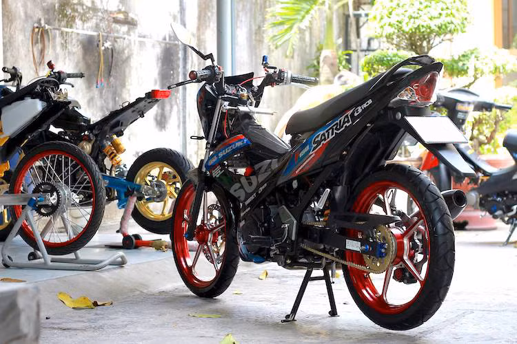 Chiếc xe côn tay underbone rất được ưa chuộng Suzuki Satria F150 sau khi được độ hàng loạt các phụ kiện "hàng hiệu" lên đến gần 100 triệu đồng đã trở nên cực kỳ hấp dẫn mà không mất đi vẻ đẹp nguyên bản.