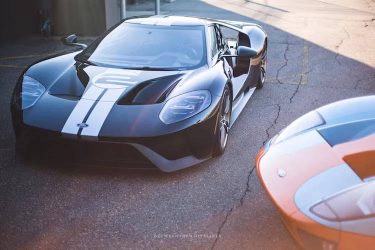 Nằm phía sau khoang lái của GT '66 Heritage Edition thế hệ mới là khối động cơ V6 3.5l EcoBoost tăng áp kép để đem tới công suất tối đa 647 mã lực cùng mô-men xoắn cực đại 745 Nm. Sức mạnh của xe được truyền tới cầu sau qua hộp số ly hợp kép 7 cấp Powershift, giúp nó có thể đạt tốc độ tối đa lên tới 347 km/h.