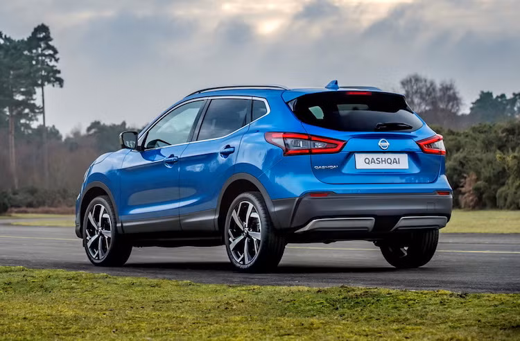 Trên phiên bản Qashqai nâng cấp, Nissan cũng đã thay thế nắp ca-pô của chiếc xe cùng bộ mâm đúc 5 cánh chữ Y 2 tông màu với thiết kế nổi bật. Ở phía sau, chiếc xe có đèn hậu mới với dải LED hình boomerang và chóa đèn tạo hiệu ứng 3D đẹp mắt.