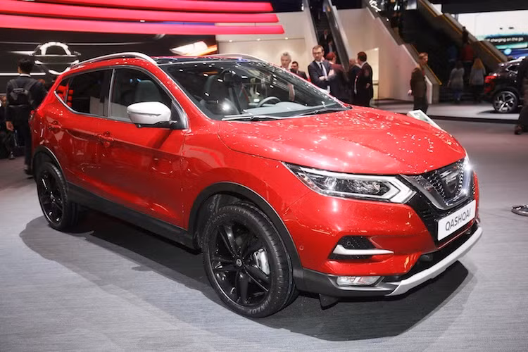 Các phiên bản động cơ của Qashqai 2018 cũng không có sự thay đổi với máy xăng 2.0l 4 xi-lanh 140 mã lực và diesel 1.5l tăng áp dCi 109 mã lực. Về công nghệ, chiếc xe đã được Nissan trang bị cho hệ thống lái bán tự động ProPilot, với khả năng tự đánh lái, tăng tốc và giảm tốc khi đang ở trên 1 làn của đường cao tốc.