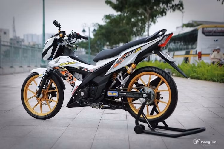 Tại thị trường Việt Nam, mẫu xe nhập khẩu này đang được bán với giá khoảng 90 triệu đồng. Dù được trang bị nhiều phụ tùng cao cấp, đắt tiền nhưng chiếc xe côn tay underbone Honda Sonic 150R của một biker Sài Gòn vẫn giữ vẻ ngoài như xe nguyên bản và cực kỳ độc đáo.
