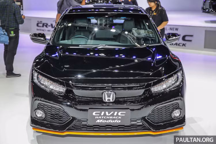 Gói nâng cấp Modulo sẽ tập trung thay đổi thiết kế bên ngoài của Civic. Trong đó, cản trước nguyên bản của Civic sẽ được ốp thêm một cánh khuếch tán không khí ở phía dưới. Ở hai bên gương chiếu hậu, gói Modulo cũng bổ sung cho xe những nẹp ốp mạ chrome nổi bật hơn ở phía trên xi-nhan.