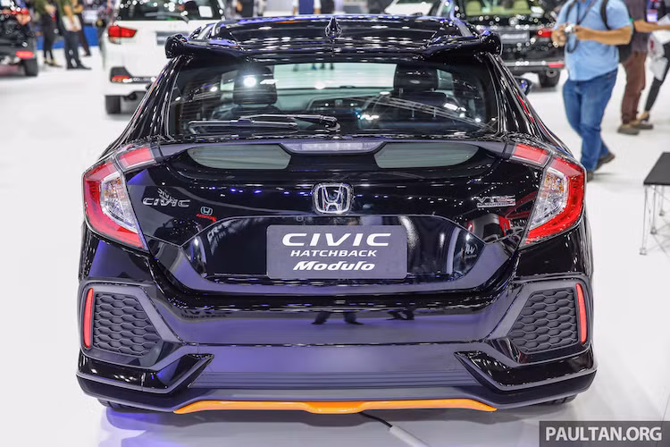Ngoài gói Modulo cho bản hatchback, Honda cũng sẽ tung ra bộ phụ kiện tương tự cho bản sedan. Hiện tại, giá bán của gói Modulo cho Honda Civic thế hệ mới chưa được công bố.