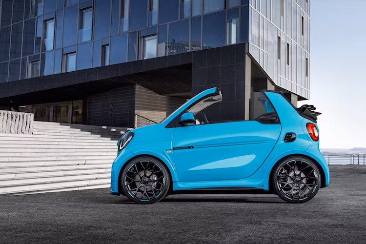 Smart Fortwo Brabus Ultimate 125 sẽ chỉ được sản xuất với số lượng 125 chiếc. Tại thị trường Đức, phiên bản coupe của chiếc xe có giá 49.980 Euro (tương đương 1,21 tỷ đồng), trong khi bản mui trần giá lên tới 52.800 USD (tương đương 1,28 tỷ đồng) - đắt gần ngang một chiếc Porsche 718 Cayman hoặc 718 Boxster ở thị trường này.