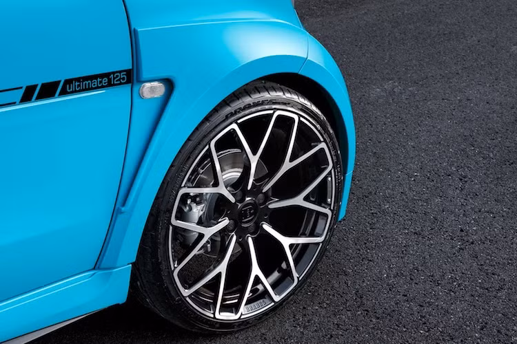Các vòm bánh trên phiên bản này cũng đã được nới rộng bởi bộ nẹp widebody, nhằm lắp vừa bộ mâm 18 inch với lốp trước bản rộng 205/35 và lốp sau 235/30. Thiết kế mâm 8 cánh kép trên Fortwo Brabus Ultimate 125 cũng chưa từng được Brabus ứng dụng cho bất kỳ mẫu xe nào trước đây.