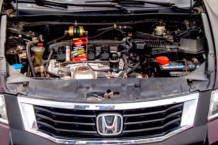 Nằm dưới nắp ca-pô, khối động cơ V6 VCM I-VTEC dung tích 2.0L, cho công suất tối đa 270 mã lực tại 6.200 vòng/phút, momen xoắn cực đại 339 Nm tại 5.000 vòng/phút, kết hợp với hộp số tự động 5 cấp của xe. Để xe chạy bốc và phù hợp với những căn chỉnh và sức mạnh mà loạt phụ kiện “độ” mang lại, chủ xe đã lựa chọn bộ đôi phụ gia Revo và KM+ hòa vào dầu máy để khiến động cơ hoạt động bền bỉ hơn.