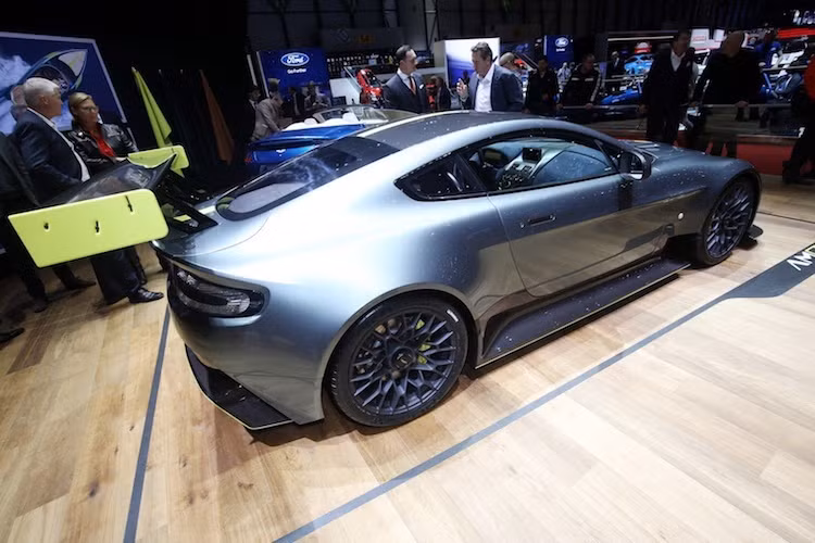 Bên cạnh những nâng cấp về khí động học, Aston Martin cũng đã trang bị cho Vantage AMR Pro hệ thống treo thể thao với khả năng điều chỉnh tự do kèm theo hệ thống phanh hiệu năng cao. Các thông tin chi tiết về hiệu năng vận hành của Vantage AMR Pro chưa được hãng siêu xe Anh tiết lộ.