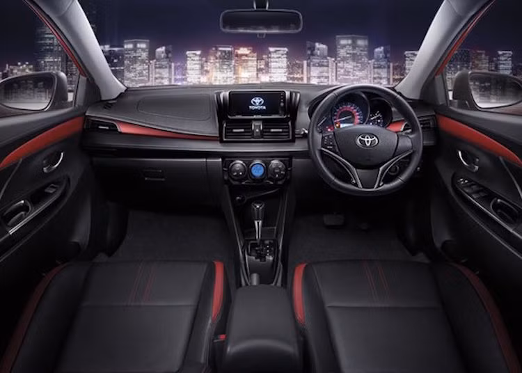 Bên trong nội thất, Vios bản nâng cấp mới sẽ có các vật liệu hoàn thiện cao cấp hơn. Phiên bản caoc ấp của xe sẽ có thêm hệ thống thông tin giải trí với màn hình cảm ứng 7 inch và hệ thống điều hòa tự động. Các trang bị an toàn bao gồm hệ thống ổn định điện tử VSC, ổn định lực kéo TRC và camera lùi bên cạnh những hệ thống đang có trên Vios hiện nay.