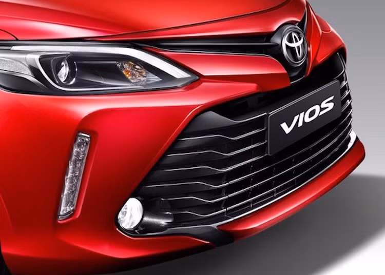 Trên Vios mới, Toyota đã thay cản trước của chiếc xe với khe hút gió làm mát hình lục giác siêu rộng, được tích hợp đầy đủ đèn sương mù và đèn LED định vị ban ngày ở 2 bên. Thiết kế tương tự đã được Toyota áp dụng cho Camry phiên bản Mỹ.