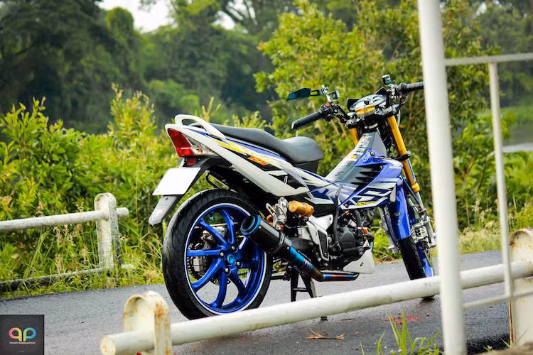 Ở phía sau, chiếc Sonic đã mang kiểu dáng mới mẻ nhờ có dàn gắp đơn kèm mâm 8 cánh xoắn quen thuộc từ Honda NSR150SP. Để tăng độ ổn định của xe sau khi thay gắp, cây phuộc monoshock nguyên bản của Sonic cũng được thay bằng phuộc Ohlins bình dầu rời.