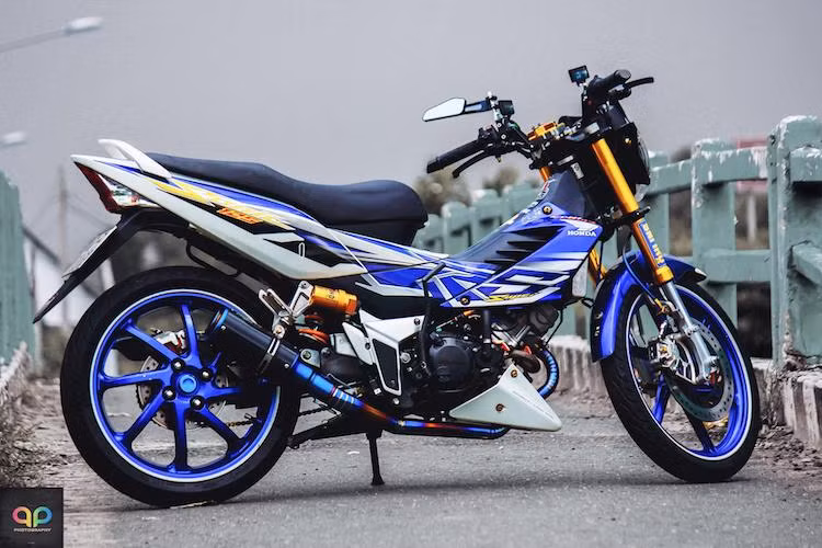 Đa số những chiếc Sonic 125 tại Việt Nam đều đã ít nhiều được người chơi xe độ lại để chúng càng trở nên nổi bật hơn. Với niềm đam mê dành cho những loại xe với dáng hyper underbone, một người chơi xe khá nổi tiếng tại Bình Dương đã độ lại Sonic 125 với dàn đồ chơi "hàng hiệu" quen thuộc với nhiều người chơi xe Việt Nam.