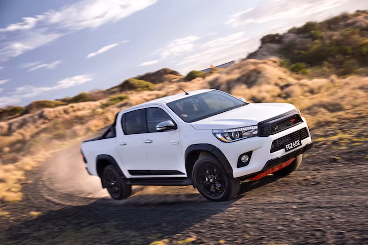 Về hệ động lực, Hilux TRD vẫn tiếp tục được trang bị động cơ diesel tăng áp 4 xi-lanh thẳng hàng với dung tích 2.8 lít, cho công suất tối đa 174 mã lực. Tuy nhiên, mô-men xoắn cực đại của chiếc xe sẽ thay đổi tùy từng phiên bản hộp số.