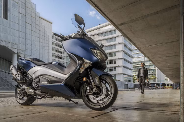 So với phiên bản cũ, Yamaha TMax 2017 đã được thiết kế lại hoàn toàn với kiểu dáng thể thao mang đậm phong cách của các dòng sportbike Yamaha. Trên thế hệ mới nhất, TMax cũng đã được Yamaha trang bị bộ khung trọng lượng nhẹ bằng hợp kim nhôm mới, hứa hẹn sẽ cải thiện khả năng vận hành của xe khá nhiều so với đời cũ.