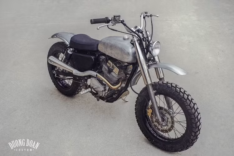 Được nhập về Việt Nam với số lượng khá lớn trong thập niên 90, tới nay Honda Rebel 250 vẫn là một chiếc xe được dân độ ưa chuộng. Ở dạng nguyên bản, Rebel có kiểu dáng cruiser khá "già", chính vì vậy chiếc xe thường được độ lại thành bobber hay chopper. Không đi theo "lối mòn" này, xưởng độ DuongDoan Design tại Hà Nội đã độ lại Rebel theo phong cách "cào cào" enduro địa hình.