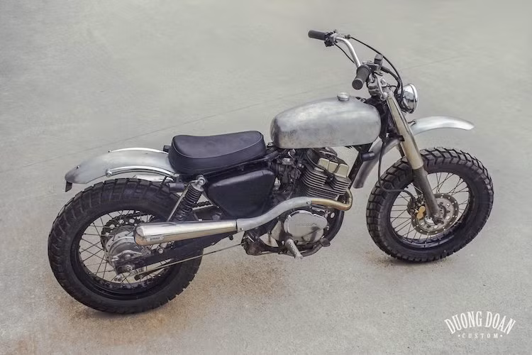 Bộ khung nguyên bản của của chiếc xe môtô Honda Rebel đã bị cưa bỏ phần khung phụ phía sau và thay bằng chắn bùn gò nhôm. Bên cạnh việc loại bỏ khung phụ, chiếc xe cũng đã bị rút gọn chỉ còn một chiếc yên solo duy nhất. Thay vì kết cấu vành trước/sau 15-18 inch nguyên bản, DuongDoan Design đã sử dụng vành với cấu hình đường kính 17 inch cho cả 2 bánh, đi kèm với lốp gai địa hình.