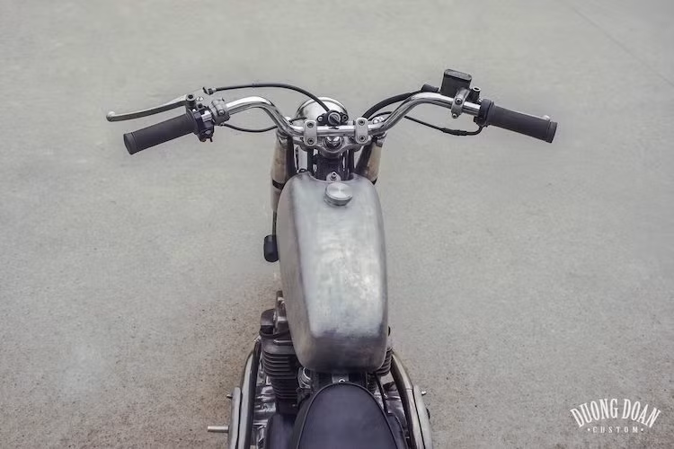 Thay vì bình xăng hình giọt nước nguyên bản của Rebel, DuongDoan đã gò lại cho chiếc xe một bình xăng lớn mới. Bề mặt của bình xăng hoàn toàn không sơn phủ để trở thành một "bản vẽ" cho chủ xe có thể tự do sáng tạo màu sơn và trang trí sau này. Ở phía trên bình xăng là tay lái cao, rộng không đi kèm cùm công tắc hay đồng hồ để đem tới tư thế lái thoải mái và tăng độ tin cậy khi "offroad".