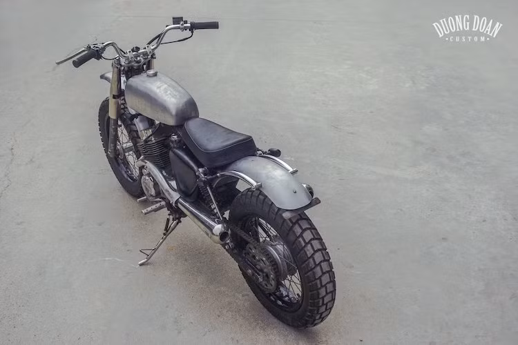 Vốn có kiểu dáng cruiser "già cỗi" nguyên bản, chiếc Honda Rebel 250 đã được một "lột xác" theo dáng cào cào enduro cổ điển nhưng cực "bụi".