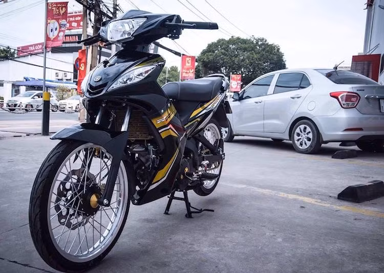 Ra mắt lần đầu vào năm 2005, thế hệ Yamaha Exciter 135 đầu tiên hiện vẫn còn được rất nhiều người chơi xe ưa chuộng do sở hữu kiểu dáng sắc sảo, thể thao nhưng nhỏ gọn và nhẹ nhàng hơn các phiên bản 135 đời 2010 hay 150 sau này.