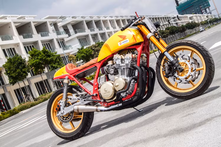 Honda CB750F được trang bị khối động cơ 4 xy-lanh thẳng hàng mạnh mẽ. Yếu tố này giúp cho việc tạo dáng cafe racer trông hầm hố và dữ dằn hơn rất nhiều, bên cạnh đó, khối động cơ nguyên bản cũng được phục chế lại. Có công suất 73 mã lực và mô-men xoắn 61,8 Nm, động cơ này chỉ được thay thế hệ thống xả với cổ pô 4-to-1, dẫn khí xả tới pô lon ngắn được chế tạo thủ công tại Việt Nam.