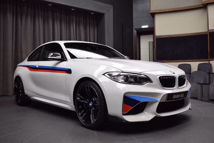 Để phục vụ nhu cầu của những người chủ sở hữu mẫu xe BMW M2 coupe thể thao "giá rẻ", những món phụ tùng nâng cấp của M Performance cũng rất đa dạng, từ các chi tiết khí động học tới hệ thống treo hay phanh hiệu năng cao.