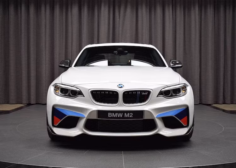 Bắt đầu từ ngoại thất, gói phụ kiện M Performance đã bổ sung cho chiếc M2 các tấm ốp khí động bằng sợi carbon xung quanh bodykit. Mỗi món phụ kiện này đều được thiết kế để đem tới khả năng khí động học cao hơn, giảm sự nhiễu loạn không khí xung quanh thân của M2 Coupe. Một số món trang trí khác bao gồm lưới tản nhiệt và ốp gương bằng sợi carbon.