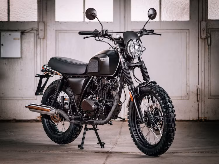 Phiên bản BX125 cuối cùng là BX125 X theo phong cách Scrambler, gần như giống hoàn toàn với bản BX125 Classic. Tuy nhiên, chiếc xe đã mang phong cách scrambler "bụi bặm" hơn nhờ chóa pha có lưới chắn, cặp lốp gai lớn, 2 má cao su đúc hình cờ Anh dán hai bên bình xăng và cổ pô cuốn vải chống nóng.