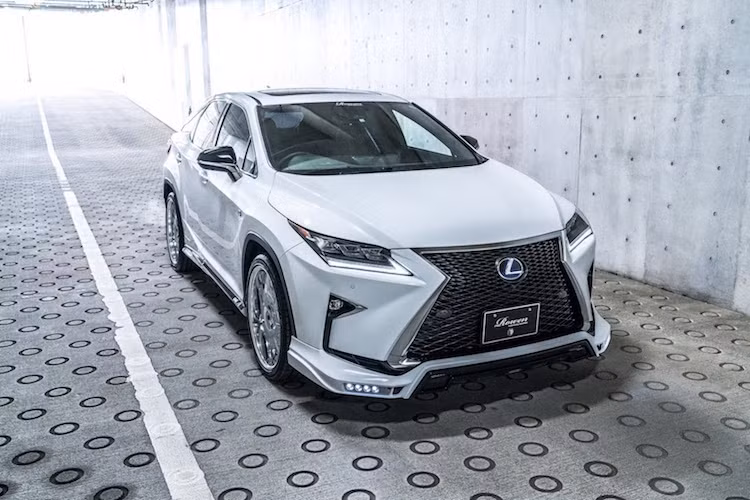 Vốn đã được trang bị cản trước cực "nổi" với lưới tản nhiệt Spindle Grille hình con suốt đặc trưng, Rowan đã không thay đổi thiết kế nguyên bản của Lexus RX. Thay vào đó, hãng đã ốp thêm một tấm ốp với thiết kế thể thao bên dưới cản trước của xe, đồng thời được tích hợp đèn LED.