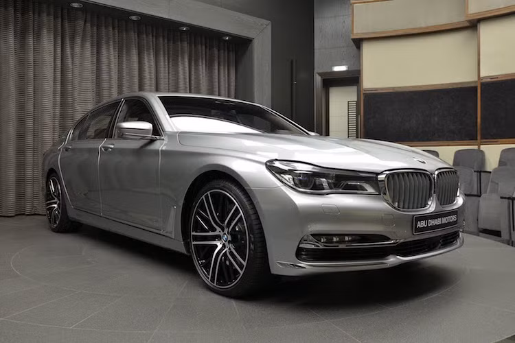 So với M760Li, 760Li Excellence sở hữu ngoại hình gần như y hệt những chiếc 7 Series thường, không có các trang bị ngoại thất thể thao để khiến chiếc xe trông "nhã nhặn" hơn. Chiếc xe không được trang bị các chi tiết thể thao như bộ bodykit M-Sport và mâm 5 cánh kép như của M760 Li.