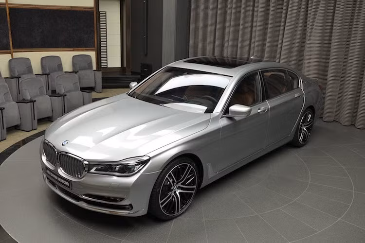 Bên cạnh M760Li, BMW 760Li Excellence hiện đang là 2 dòng xe cao cấp, mạnh mẽ và sang trọng nhất đang được sản xuất bởi BMW. Về cơ bản, phía sau lớp vỏ của 760Li Excellence chính là M760 Li.