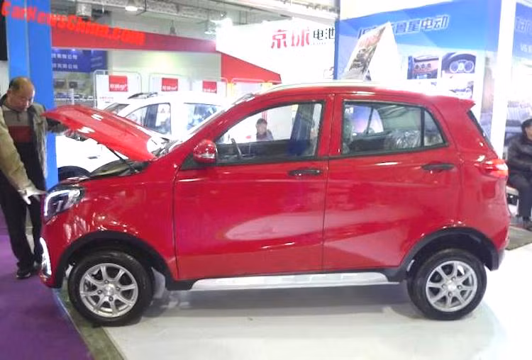 Ở 2 bên thân xe, dù có các kích thước bị rút ngắn lại nhưng từ hình dáng các cửa kính và cột C, có thể khá dễ dàng nhận ra "phom" của Luxing iStar LSEV khá giống với dòng GLA-Class của Mercedes. Trong khi đó, phần dưới cản sau của xe trông rất giống xe sang Mercedes C-Class.