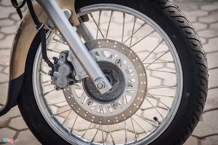 Avenger Cruise 220 sử dụng vành xe nan hoa, đường kính 17 inch phía trước và 15 inch phía sau. Bánh sau kích thước 130/90-15, bánh trước là 90/90-17. Trang bị an toàn phía trước là phanh đĩa đơn, đường kính 260 mm và phanh tang trống phía sau.