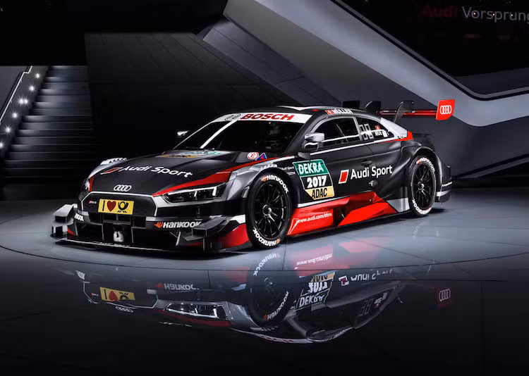Dù có tên gọi RS5 và kiểu dáng gần giống phiên bản thương mại vừa được Audi ra mắt tuy nhiên trên thực tế, Audi RS5 DTM lại là một mẫu xe "thửa riêng" hoàn toàn, gần như không có điểm chung nào với phiên bản sản xuất hàng loạt. Với các cánh, khe gió khí động học và màu sơn xám đen, chiếc xe có vẻ ngoài cực kỳ dữ dằn.