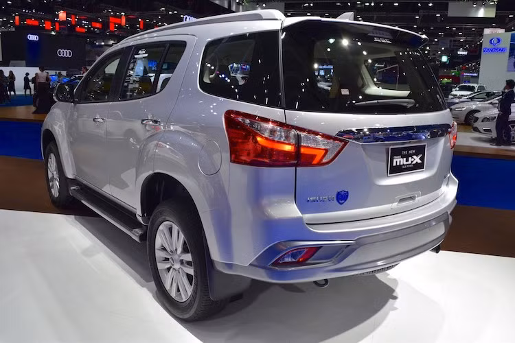 Hai bên thân xe của MU-X mới không thay đổi lớn, ngoại trừ sự xuất hiện của bộ mâm 18 inch 6 cánh kép với thiết kế thanh lịch hơn. Ở phía sau, cụm đèn hậu vẫn có chóa với hình dáng như phiên bản cũ, nhưng cũng sở hữu những dải đèn LED hiện đại hơn.