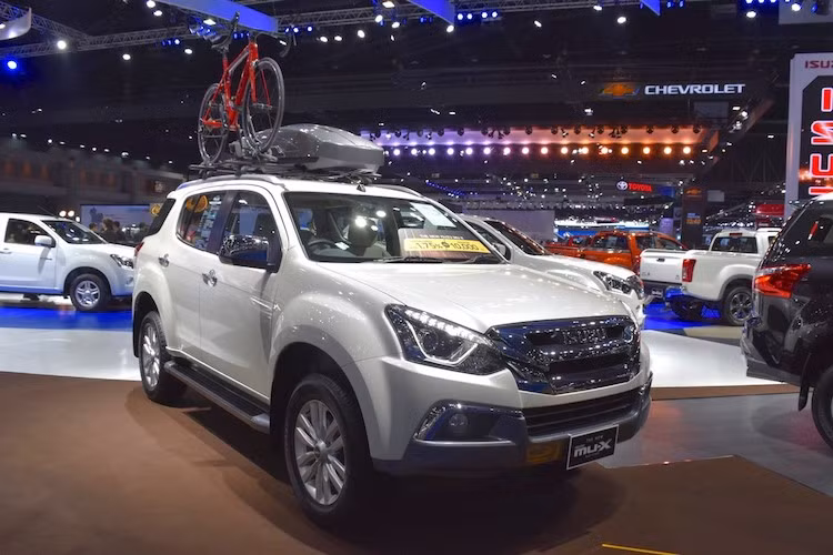 Ra mắt lần đầu vào năm 2013, Isuzu MU-X là dòng xe SUV cỡ trung cạnh tranh với các đối thủ như Ford Everest, Toyota Fortuner và thay thế cho chiếc MU-7 trước đây. Sau 4 năm trên thị trường, phiên bản Isuzu MU-X 2017 nâng cấp giữa vòng đời vừa được Isuzu trưng bày tại triển lãm xe Bangkok với nhiều thay đổi mới.