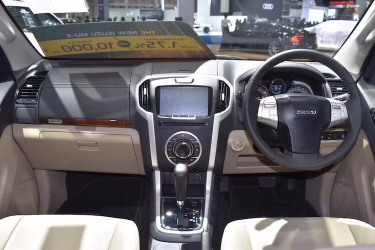 Ở bên trong nội thất, Isuzu MU-X 2017 có thiết kế không thay đổi so với phiên bản cũ trước đây. Tuy nhiên cabin của xe đã được hoàn thiện với các ghế ngồi bọc da, ốp giả gỗ cùng cách phối màu đem tới cảm giác sang trọng và cao cấp hơn.