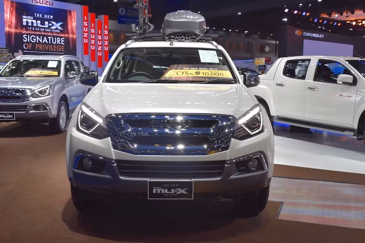 Về hệ động lực, MU-X 2017 vẫn giữ nguyên so với đời cũ với 2 loại động cơ dầu khác nhau. Trong đó, động cơ nhỏ hơn sở hữu dung tích chỉ 1.9l và 4 xi-lanh thẳng hàng, nhưng được trang bị tăng áp để cho công suất tối đa 150 PS và mô-men xoắn cực đại 350 Nm.