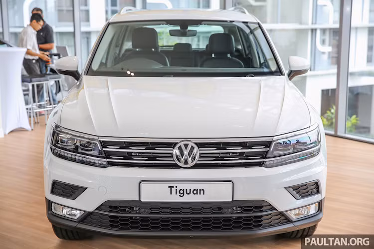 So với thế hệ cũ, chiếc crossover Tiguan mới không chỉ sang trọng mà còn thể thao hơn, nhờ có những chi tiết thiết kế "lượm lặt" từ mẫu concept Cross Coupe GTE trước đây. Ở phía trước, chiếc xe có lưới tản nhiệt 3 thanh ngang cùng cụm đèn pha LED kèm thấu kính projector đơn giản nhưng sang trọng và hiện đại.