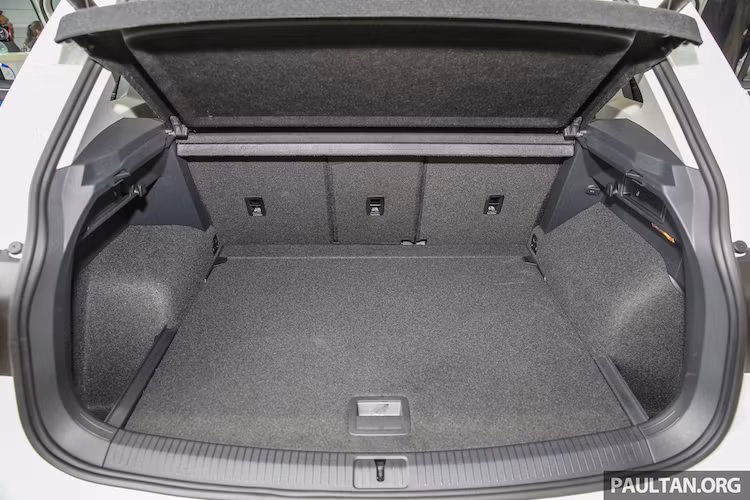 Khoang hành lý của Tiguan thế hệ mới có thể tích 615 lít và có thể được nới rộng ra tối đa 1655 lít bằng cách gập phẳng lưng ghế sau lại. Tuy nhiên, chỉ có phiên bản Highline cao cấp mới được trang bị cửa sau đóng mở bằng điện.