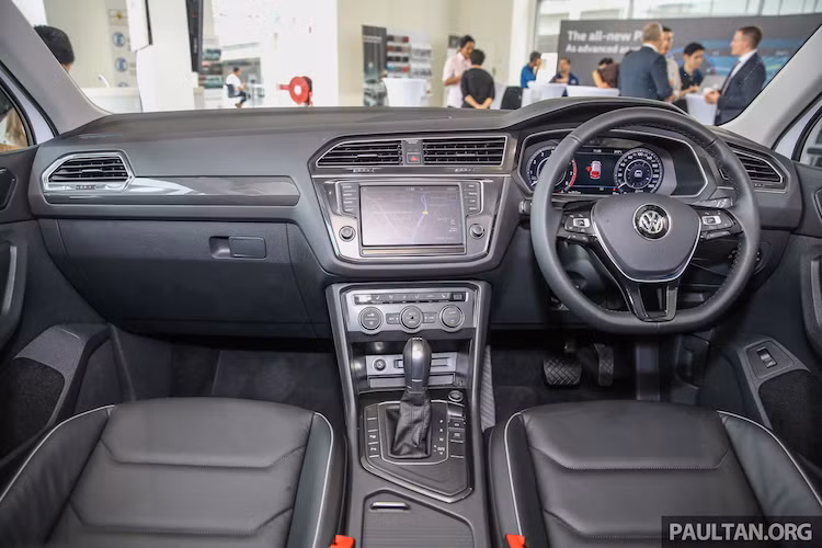 Nội thất của mẫu xe Volkswagen Tiguan mới khá gần với dòng Golf và vẫn áp dụng triết lý thiết kế dành cho mọi người của Volkswagen, đơn giản nhưng hiệu quả và cao cấp. Mọi phiên bản của xe sẽ có hệ thống thông tin giải trí với màn hình cảm ứng 8 inch, kết nối smartphone, Bluetooth, khe cắm thẻ SD cùng các kết nối như USB hay AUX. Tuy nhiên chỉ có bản cao cấp Highline có camera lùi và định vị vệ tinh.