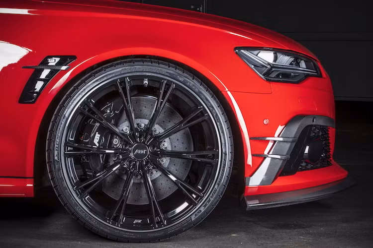 Đáp ứng nhu cầu của nhóm người này, hãng độ ABT Sportsline "chuyên trị" Audi ở Đức đã công bố gói nâng cấp toàn diện mang tên RS6+ cho chiếc xe. Ở bên ngoài, ABT đã bổ sung cho RS6 một số "vây" và cánh khuếch tán bằng sợi carbon, cũng như trang bị bộ mâm 10 cánh kép với kích thước lên tới 22 inch.