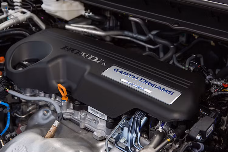 Giống như Civic mới, CR-V 2017 được trang bị động cơ 4 xi-lanh thẳng hàng, tăng áp i-VTEC Turbo 1.5l. Tuy nhiên với một số thay đổi, Honda đã nâng công suất lên 190 mã lực và mô-men xoắn cực đại đạt 242 Nm. Bên cạnh đó, phiên bản động cơ 2.4l nạp khí tự nhiên của thế hệ hiện tại cũng tái xuất hiện với công suất 184 mã lực và mô-men xoắn 244 Nm.