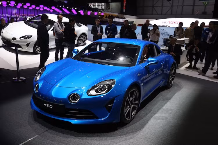 Nằm phía sau cabin của Alpine A110 2018 là khối động cơ với dung tích chỉ 1.8l và 4 xi-lanh, sửu dụng tăng áp để đạt công suất tối đa 247 mã lực và mô-men xoắn cực đại 320 Nm. Động cơ này được kết hợp với hộp số ly hợp kép côn ướt 7 cấp của Getrag và hệ dẫn động bánh sau, đem tới khả năng tăng tốc từ 0-100 km/h trong 4,5 giây và tốc độ tối đa giới hạn ở 250 km/h.