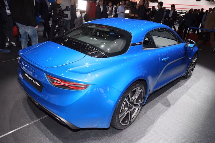 Bộ mâm 5 cánh 2 tông màu của Alpine A110 2018 có đường kính 18 inch, được sản xuất bởi hãng Otto Fuchs và lấy cảm hứng từ viên kim cương quay tròn liên tưởng đến tốc độ cao. Phần đuôi của xe nổi bật với cặp đèn hậu LED, kèm dòng chữ Alpine và cánh khuếch tán khí động học bên dưới cản sau.
