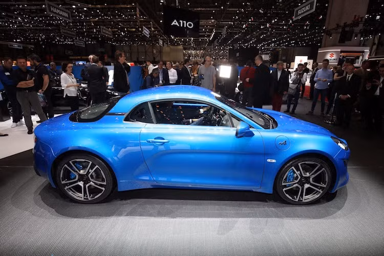 Là một chiếc xe của Thế kỷ 21, Alpine A110 đã có thiết kế mềm mại và mang tính khí động học hơn "ông tổ" A110 của mình, nhưng vẫn dễ dàng gợi nhớ về những chiếc Alpine thập niên 60-70. Hệ số cản khí động học của chiếc xe chỉ là 0,32 - thấp nhất trong phân khúc xe thể thao nhờ có thân xe thuôn mượt và gầm ốp phẳng hoàn toàn.