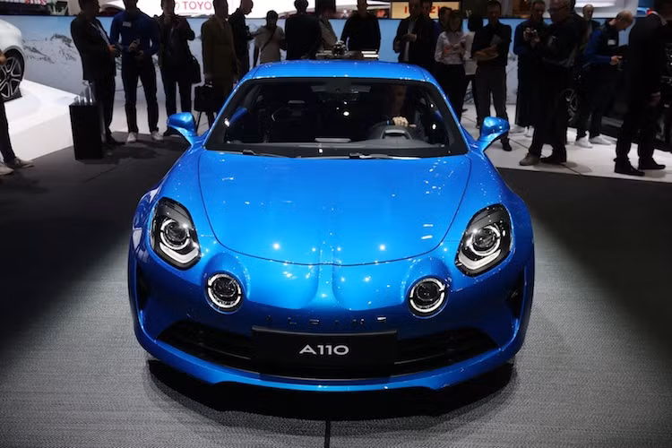 So với phiên bản ý tưởng, Alpine A110 có thiết kế gần như không thay đổi. Ngay từ cái nhìn đầu tiên, có thể thấy ngay rằng chiếc xe là "hậu duệ" của Alpine A110 trong thập niên 70 với cặp đèn trợ sáng ngay cạnh đèn pha và đường gân nổi cắt đôi nắp ca-pô chạy từ cản trước.