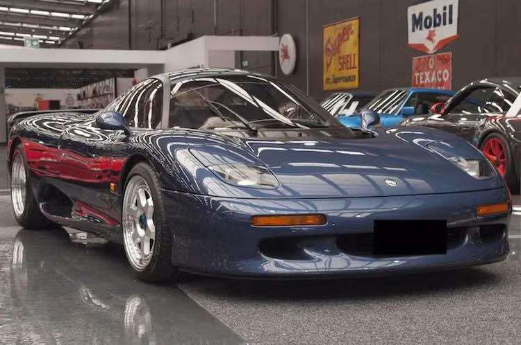 Là thành quả của sự hợp tác giữa Jaguar và hãng chế tạo xe đua Tom Walkinshaw Racing, siêu xe Jaguar XJR15 là một trong 2 mẫu thể thao thương mại duy nhất trong lịch sử của hãng xe sang "con báo", bên cạnh chiếc XJ220. Về cơ bản, chiếc xe chính là phiên bản dân dụng của mẫu xe đua Jaguar XJR9 đã từng chiến thắng tại giải Le Mans.