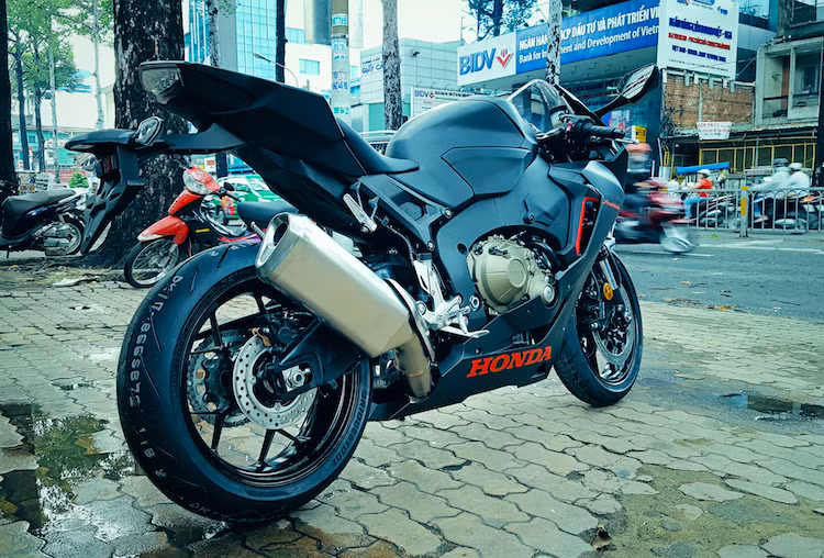 Tại Nhật, phiên bản CBR1000RR cơ bản với màu đen nhám có giá khởi điểm từ 2,0142 triệu Yen (tương đương 407 triệu). Sau khi đóng đủ các loại thuế và cộng mọi chi phí khác nhau, chiếc xe có giá tại thị trường Việt Nam là khoảng hơn 800 triệu đồng.