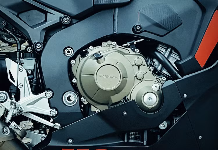 So với thế hệ trước, CBR1000RR vẫn có khoảng hành trình piston 55,1 mm cùng đường kính trái 76 mm nhưng đã có tỉ số nén tăng từ 12.3:1 thành 13:1. Công suất của động cơ này đạt 189 mã lực cùng mô-men xoắn cực đại 110 Nm. Bên cạnh đó, Honda cũng đã trang bị cho chiếc xe ly hợp chống khóa bánh khi dồn số (slipper clutch) và hệ thống chuyển số nhanh không cần bóp côn.