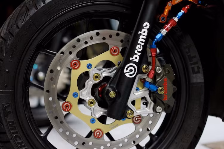Ở bánh trước, hệ thống phanh của xe đã được nâng cấp với heo Brembo Billet và đĩa Brembo đường kính lớn với lòng CNC. Bộ mâm 5 cánh chữ Y nguyên bản đẹp mắt của Click được giữ nguyên nhưng có cặp lốp Michelin City Grip bám đường hơn.