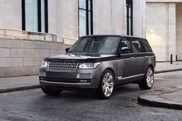 Kể từ lâu, Range Rover đã là một tên tuổi trong số những hãng sản xuất xe ôtô SUV siêu sang. Hiện tại, dòng SUV cao cấp nhất của hãng là Range Rover có giá khởi điểm "chỉ" 85.000 USD nhưng nếu đặt mua những phiên bản SVAutobiography, con số này có thể tăng lên hơn gấp rưỡi hoặc gấp đôi. Hiện tại, phiên bản Range Rover cao cấp nhất đang là SVAutobiography Holland &amp; Holland.